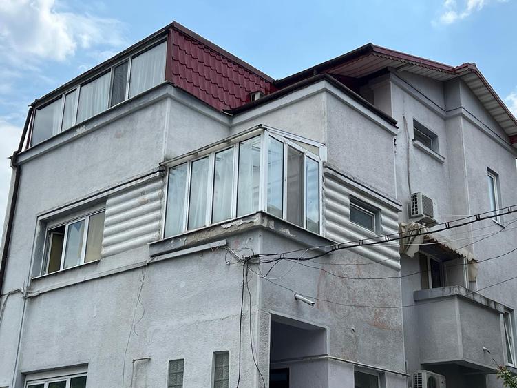 Casă individuală cu 8 camere cu Canalizare în P-ța Muncii