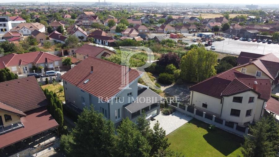 Casă individuală cu 7 camere cu Canalizare în Sântandrei