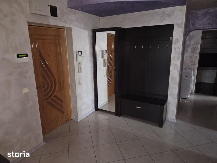 Apartament cu 3 camere decomandat în Calea București