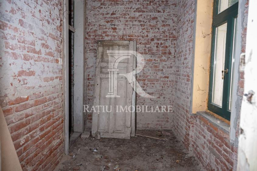 Casă individuală cu 10 camere cu Canalizare în Ultracentral