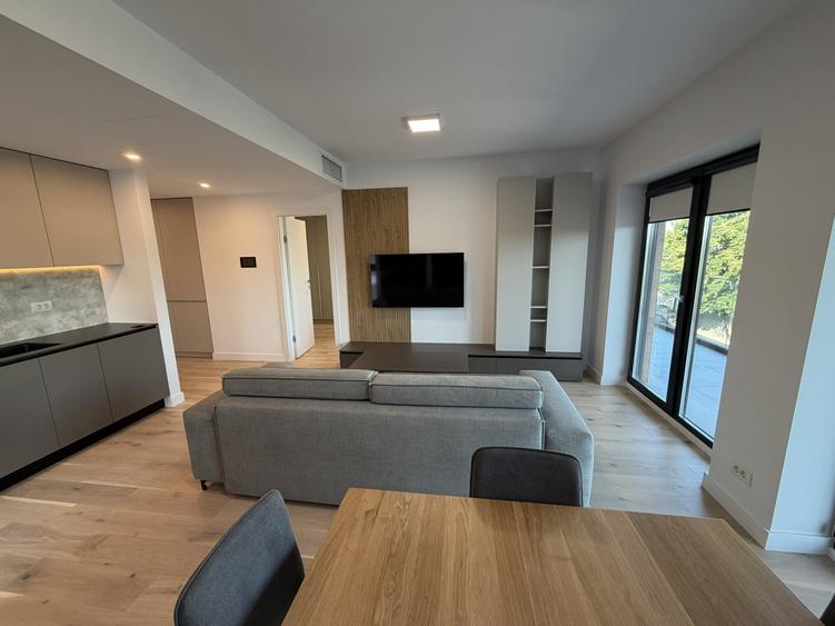 Apartament cu 3 camere semidecomandat în Străulești
