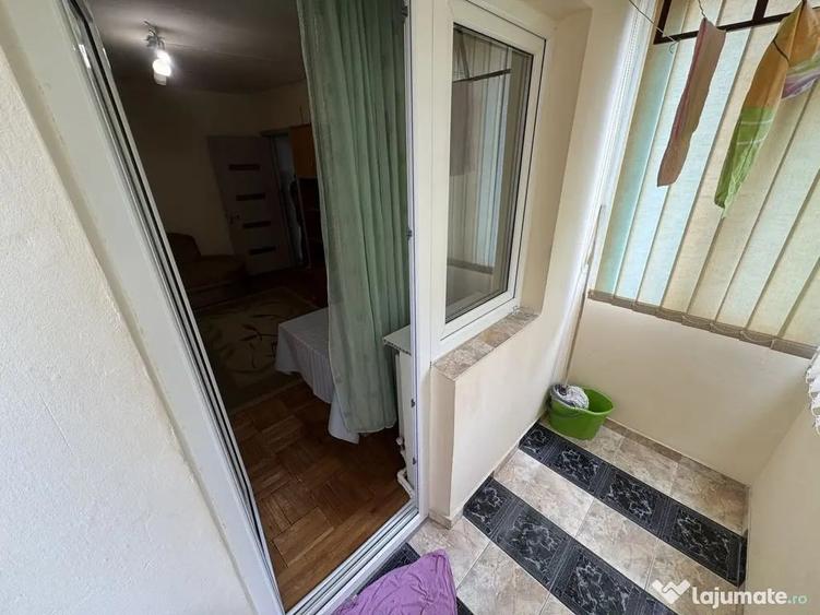Apartament cu 3 camere semidecomandat, mobilat în Tomis Nord
