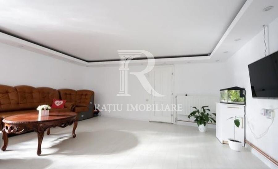 Casă individuală cu 7 camere cu Canalizare în Sântandrei