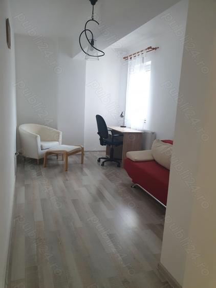 Apartament cu 3 camere decomandat în Tractorul