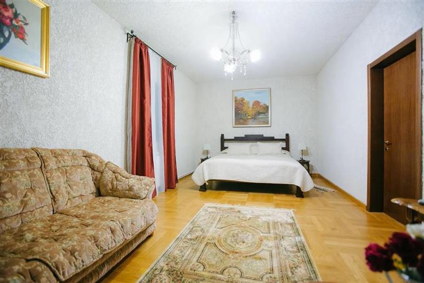 Casă cu 8 camere cu Teren 1200 Mp în Moroieni