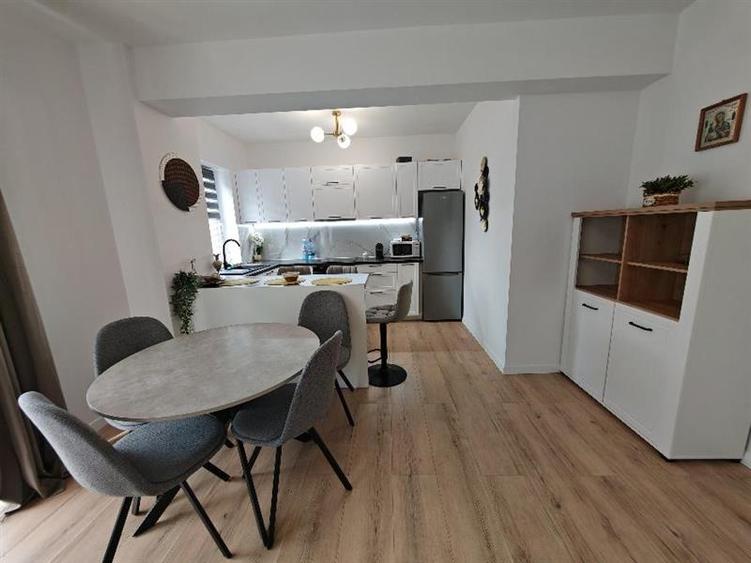 Apartament cu 3 camere decomandat, mobilat în Tractorul