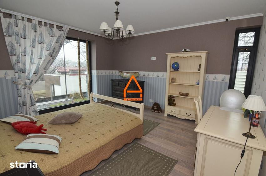Casă cu 5 camere cu Teren 2800 Mp în Bucium