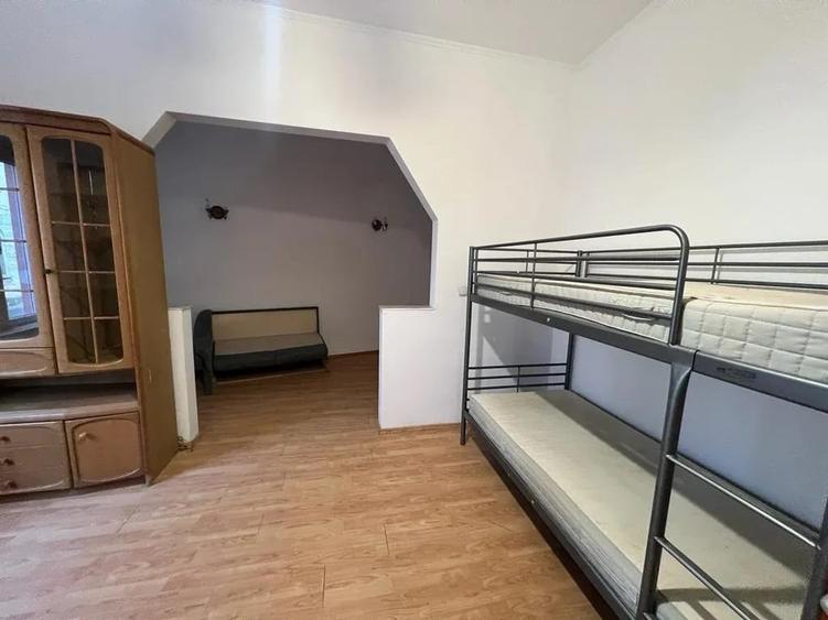 Casă cu 8 camere cu Garaj în Central