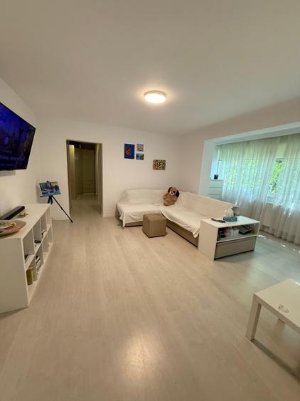 Apartament cu 3 camere semidecomandat, mobilat în Baba Novac