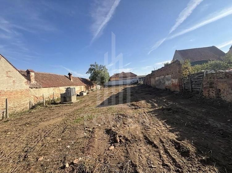 Teren Construcții intravilan de 693 mp, în Ludoș