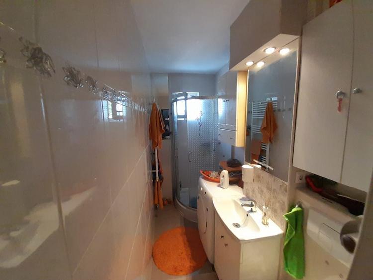 Apartament cu 2 camere semidecomandat, mobilat în Decebal