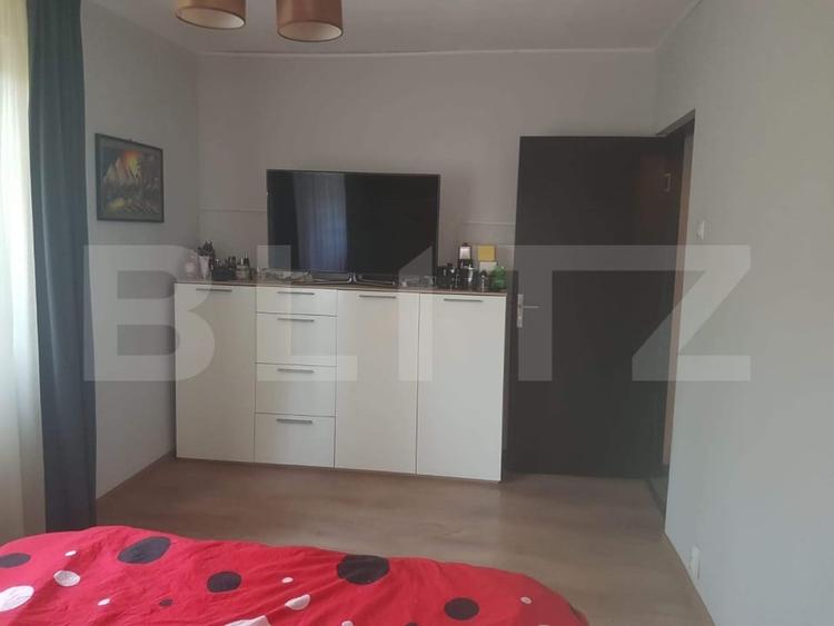 Apartament cu 3 camere semidecomandat, mobilat în Podul de Piatră
