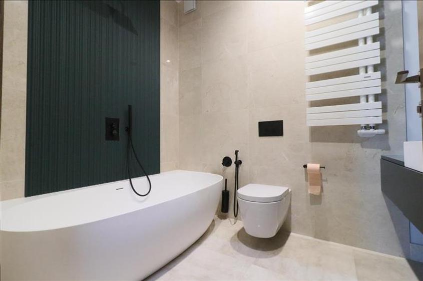 Apartament cu 3 camere decomandat, mobilat în Palat