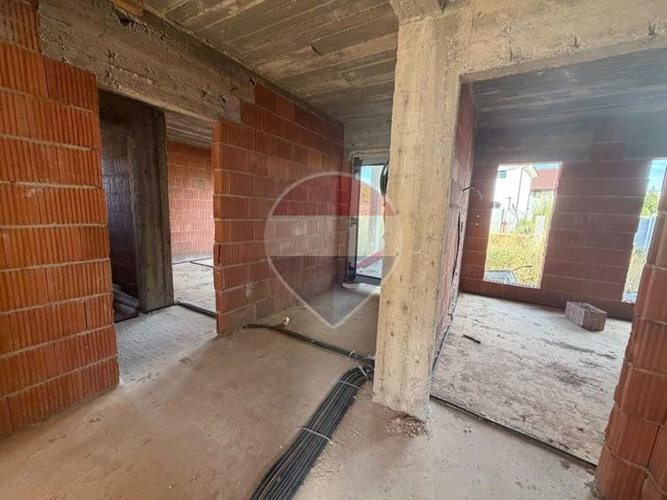 Casă individuală cu 4 camere cu Teren 350 Mp în Malu Mare