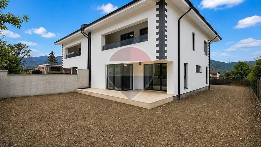 Casă cu 5 camere cu Teren 350 Mp în Bunloc