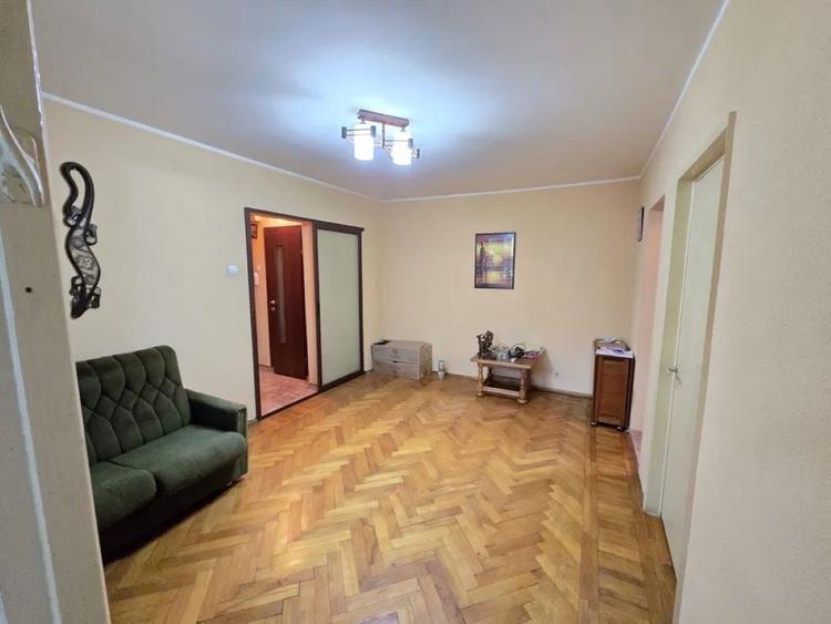 Apartament cu 3 camere semidecomandat în Micro 16