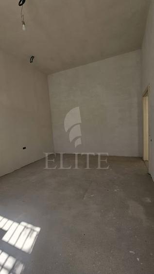 Apartament cu 4 camere semidecomandat în Central