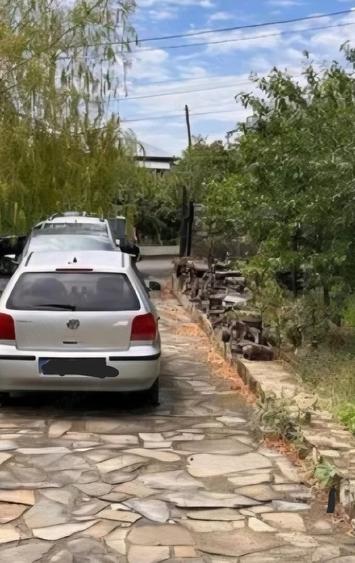 Casă cu 4 camere cu Teren 1700 Mp în Pietroasele