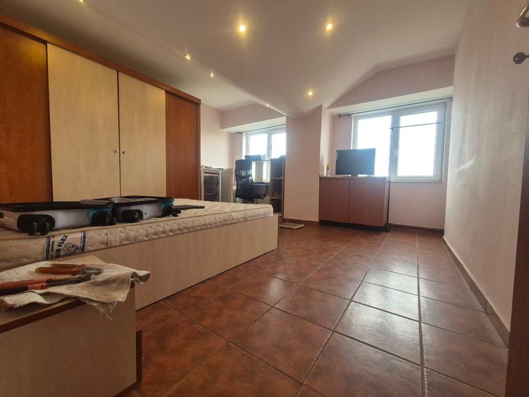 Apartament cu 3 camere decomandat, mobilat în Dacia