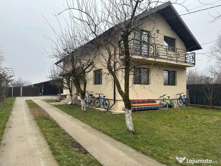 Casă cu 5 camere cu Teren 3784 Mp în Cornești