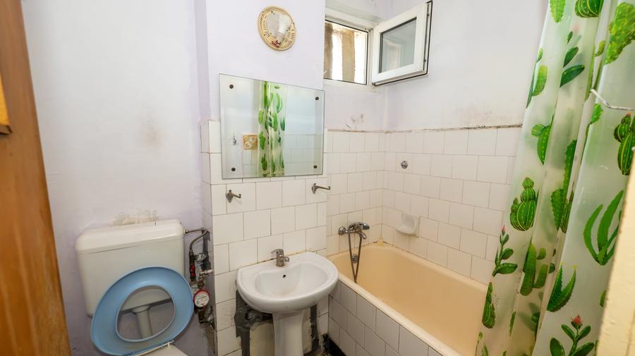 Apartament cu 3 camere semidecomandat în Colentina