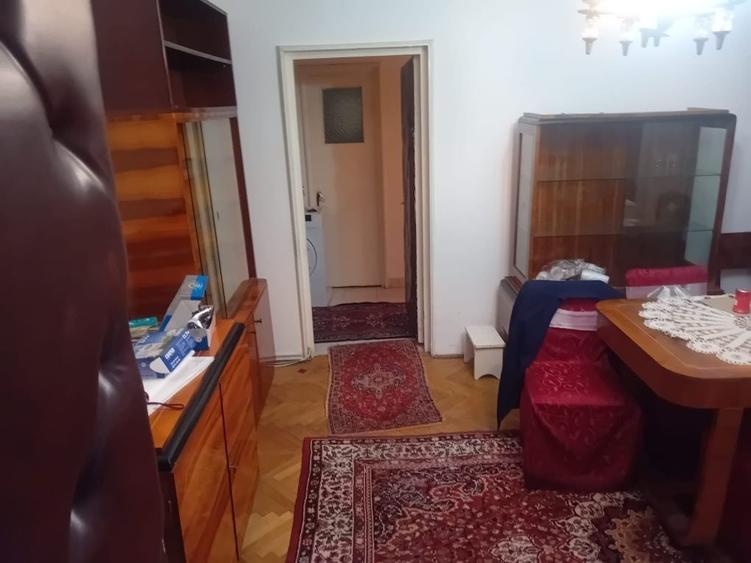 Apartament cu 3 camere semidecomandat în Dărmănești
