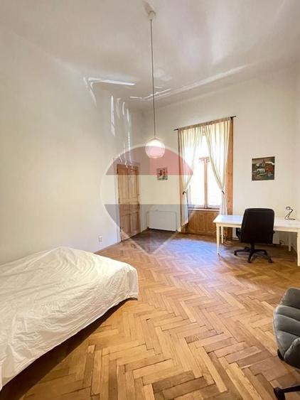 Apartament cu 3 camere decomandat, mobilat în Central