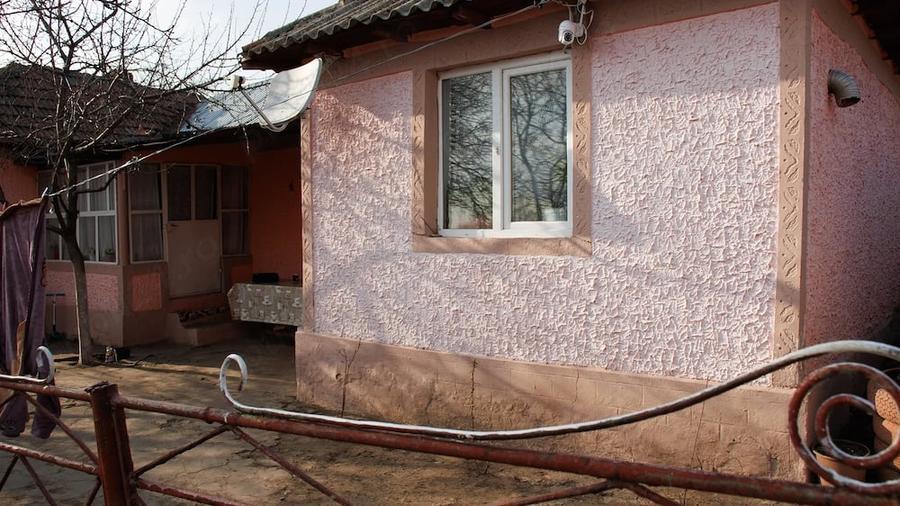 Casă cu 2 camere cu Teren 2400 Mp în Războieni