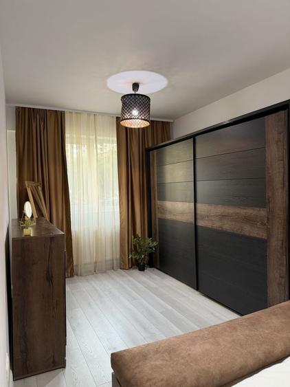 Apartament cu 3 camere decomandat în Păcii