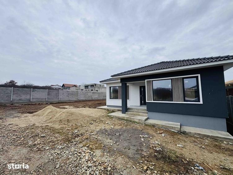Casă cu 4 camere decomandat în Paleu