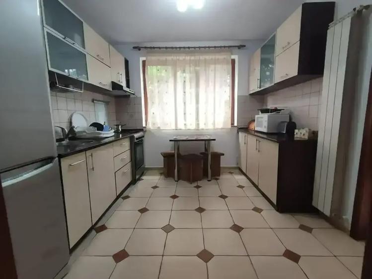 Casă cu 5 camere cu Canalizare în Central