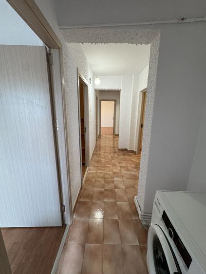 Apartament cu 3 camere decomandat în Democrației