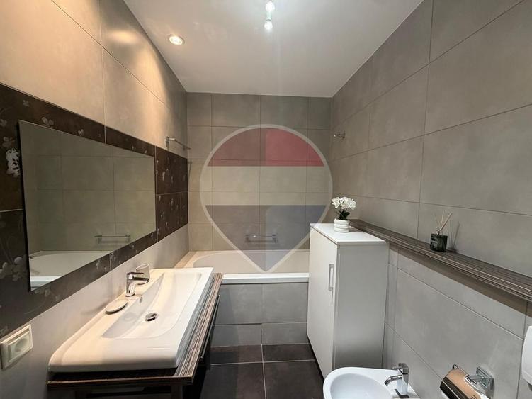 Apartament cu 4 camere decomandat în Central