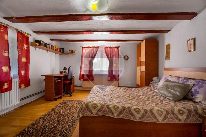 Casă individuală cu 6 camere cu Teren 2794 Mp în Bunești