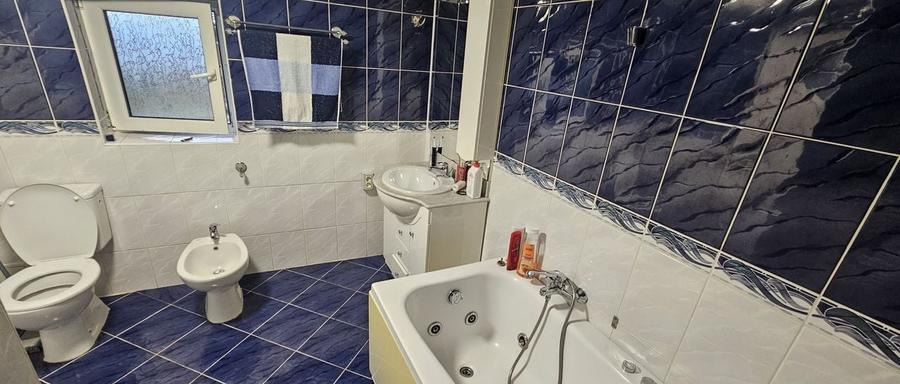 Casă individuală cu 6 camere cu Garaj în Cetate