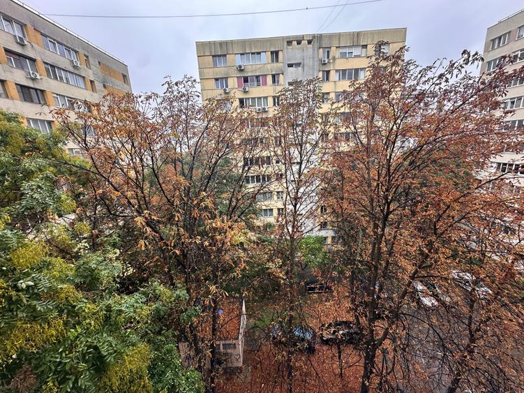 Apartament cu 3 camere semidecomandat în Lacul Tei