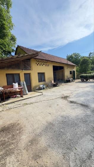 Casă cu 4 camere în Câmpuri-Surduc