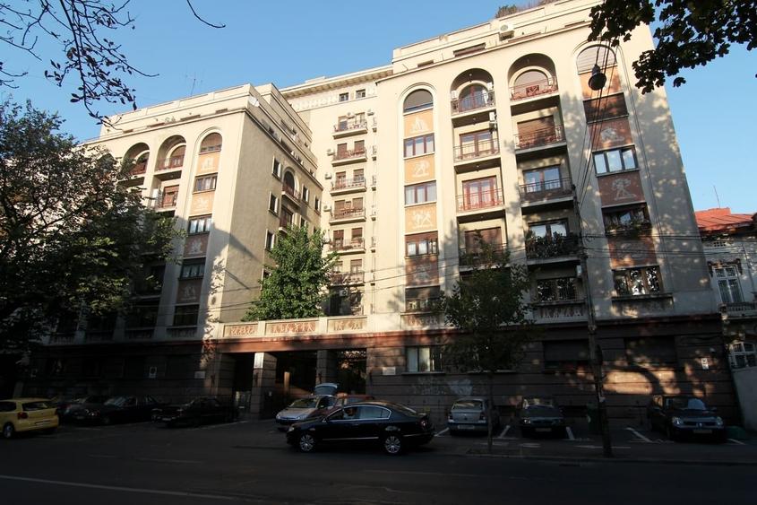 Apartament cu 3 camere semidecomandat în Dorobanți
