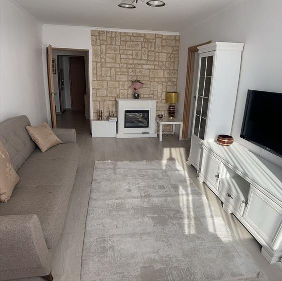 Apartament cu 4 camere semidecomandat în Berceni