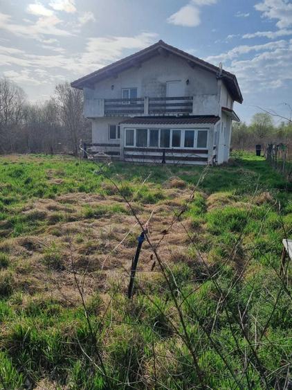 Casă cu 4 camere în Uzlina