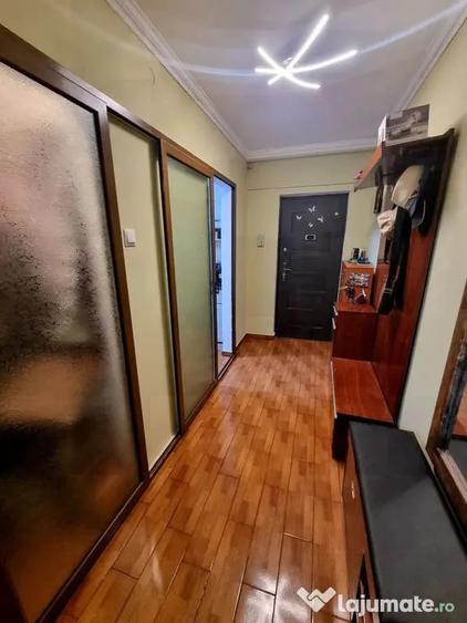Apartament cu 3 camere semidecomandat în Peninsula