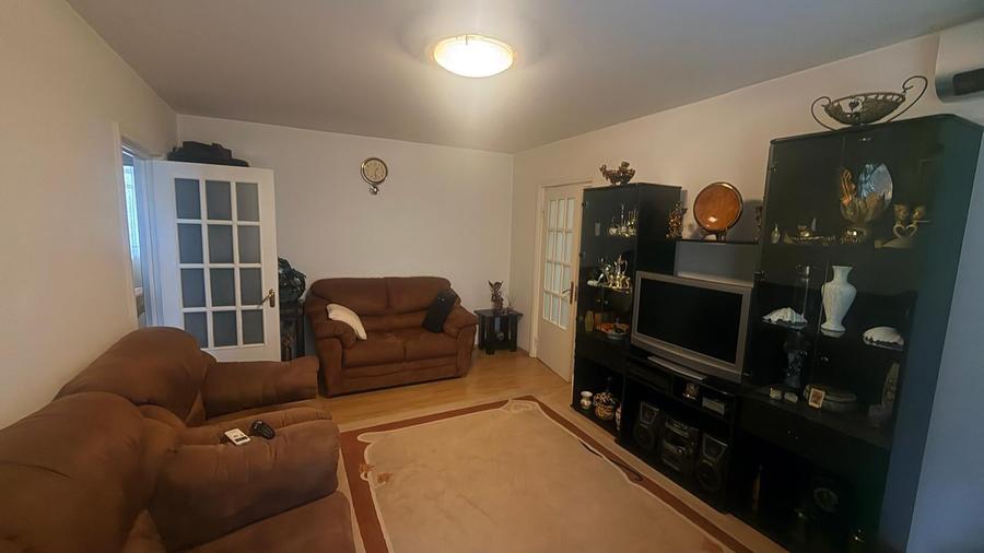 Apartament cu 3 camere semidecomandat în Ozana