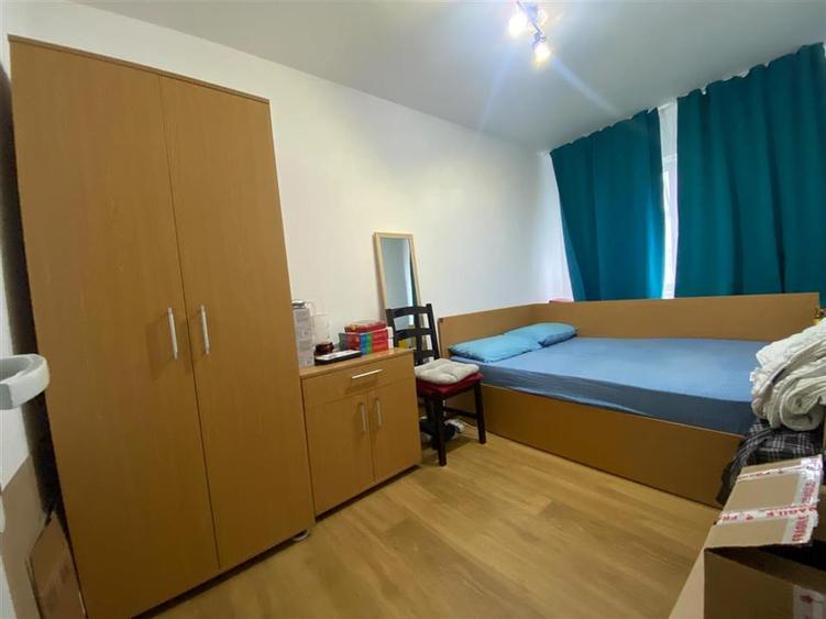 Apartament cu 3 camere semidecomandat în Podul de Piatră