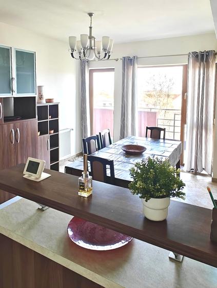 Apartament cu 4 camere decomandat, mobilat în Băneasa