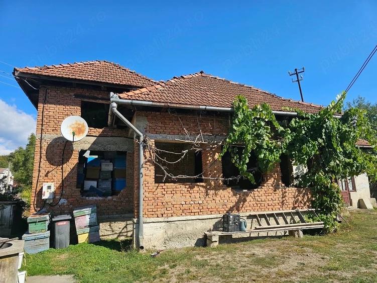 Casă cu 4 camere cu Teren 1500 Mp în Ștei