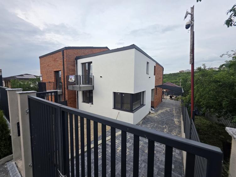 Duplex cu 6 camere cu Canalizare în Dezmir