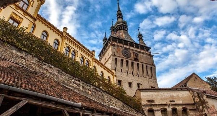 Casă individuală cu 4 camere cu Teren 360 Mp în Central