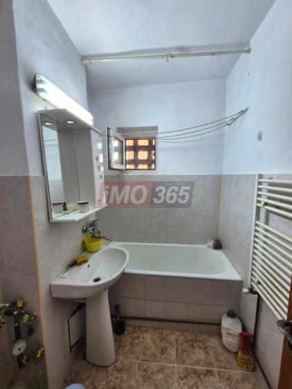 Apartament cu 2 camere semidecomandat în Craiovei