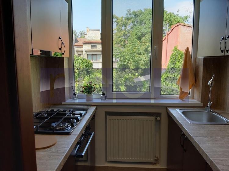 Apartament cu 3 camere decomandat, mobilat în Polonă