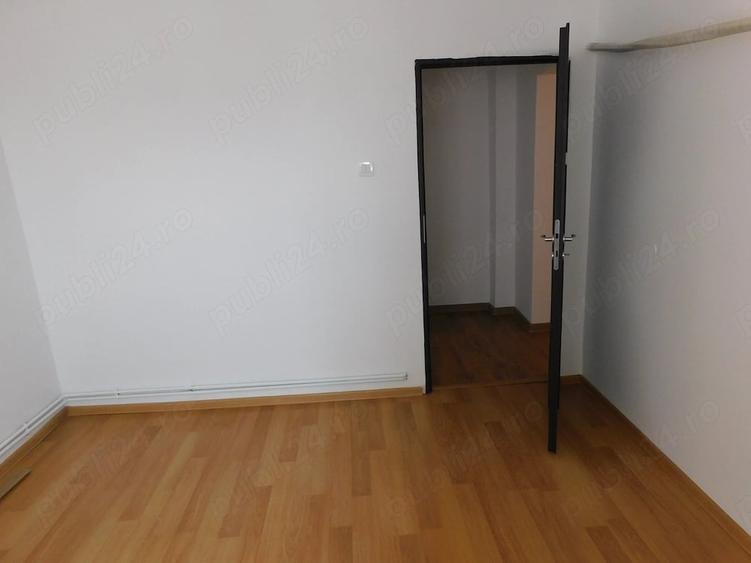 Apartament cu 3 camere decomandat în Exterior Vest